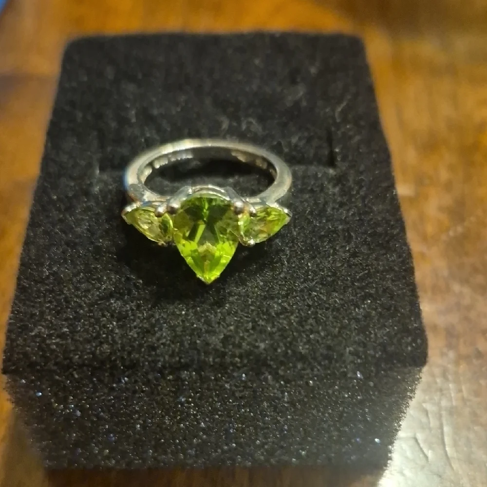 Elegant Silver and Green Gemstone Ring - Picture 2 of 2